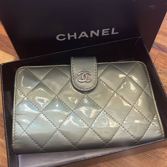 CHANEL Handbags - Chanel Auth Medium Matelasse Patent Leather Wallet. P209/07032020